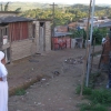 Ruscello di fogna nella favela